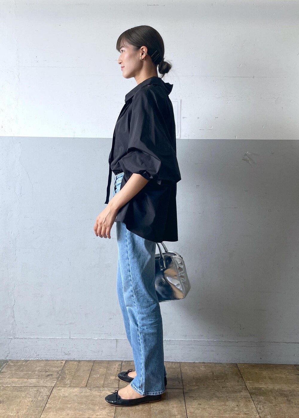 「ROLLA’S、ローラスデニム、ブラック、ショルダーバッグ、トートバッグ、デニム、バレエシューズ、ADAM ET ROPÉ、FEMME、高身長、骨格ナチュラル、イエベ、きれいめカジュアル、秋、秋コーデ」｜「ADAM ET ROPE'のメタリックバレエ（バレエシューズ、ブラック系）」を使った、KIKUCHIさん（レディース・167cm）の秋コーディネートの2枚目の写真