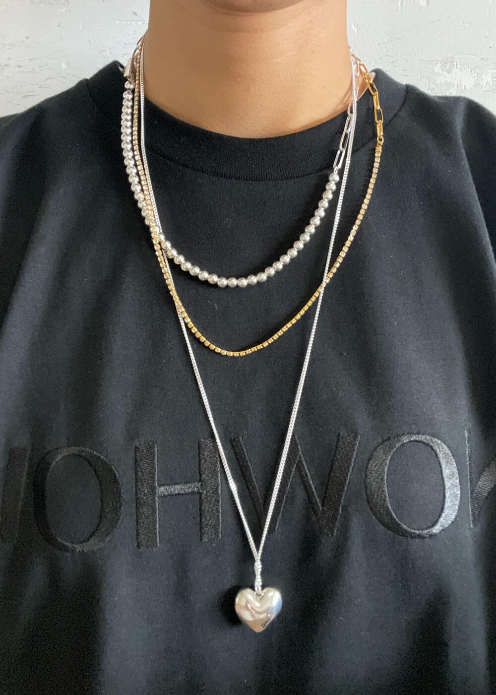 「KNOWHOW jewerly、ノウハウジュエリー、レスポートサック、lesportsac、イヤーカフ、ハートネックレス、ネックレス、チェーンネックレス、ブレスレット、24SS夏の新作、ポーチ、ブラック、Tシャツ、ロゴ、クルーネック」｜「ADAM ET ROPE'の【LeSportsac for ADAM ET ROPE'】別注 COSMETIC CLUTCH（ポーチ、ブラック系）」を使った、KIKUCHIさん（レディース・167cm）の夏コーディネートの5枚目の写真