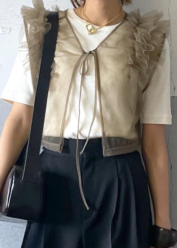 「ゴールドネックレス、スラックスパンツ、チュール、フリル、ウェッジソール、夏コーデ、お出かけコーデ、女子会コーデ、レイヤード、ADAM ET ROPÉ、ナチュラル、イエベ秋、混合、高身長、トップス」|「ADAM ET ROPE'の【LES BIJOUX】ニュアンスマンテルネックレス(ネックレス、ゴールド系)」を使った、KIKUCHIさん(レディース・167cm)の夏コーディネートの5枚目の写真