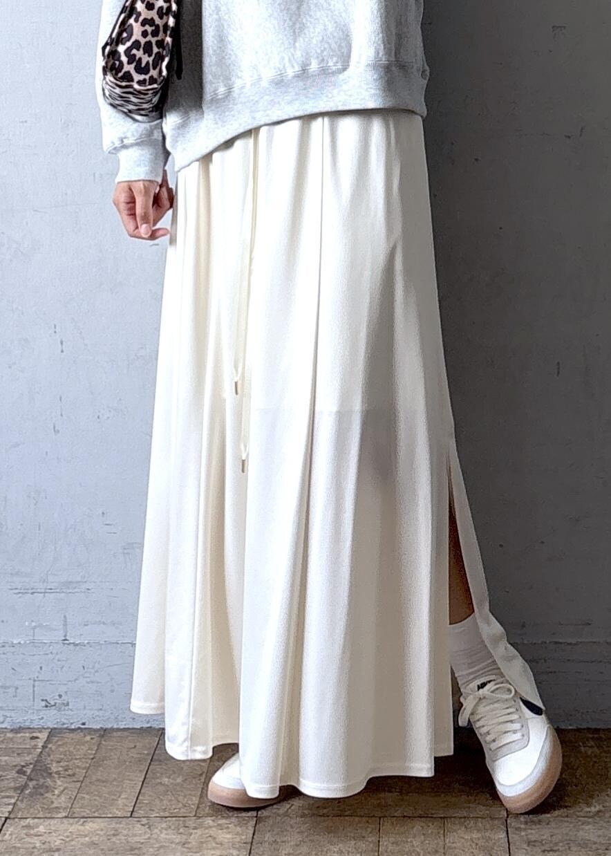 ベージュ系のショルダーバッグ、ホワイト系のスニーカー、ホワイト系のスカートを着用したレディースの秋コーディネートの7枚目の写真