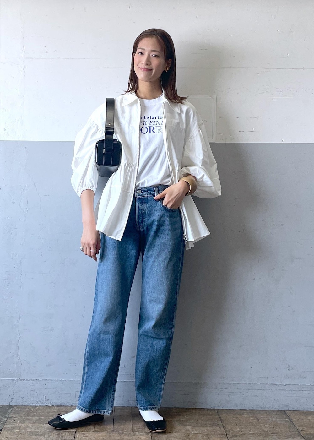 「Levi's、リーバイス、BIOTOP、ビオトープ、HEARMYNAME、ヒアマイネーム、初春コーデ、春コーデ、お出かけコーデ、旅行コーデ、大人カジュアル、パンツスタイル、ADAM ET ROPÉ、ナチュラル、イエベ秋」|「ADAM ET ROPE'のボックスミニショルダーバッグ(ハンドバッグ、ブラック系)」を使った、KIKUCHIさん(レディース・167cm)の春コーディネートの2枚目の写真