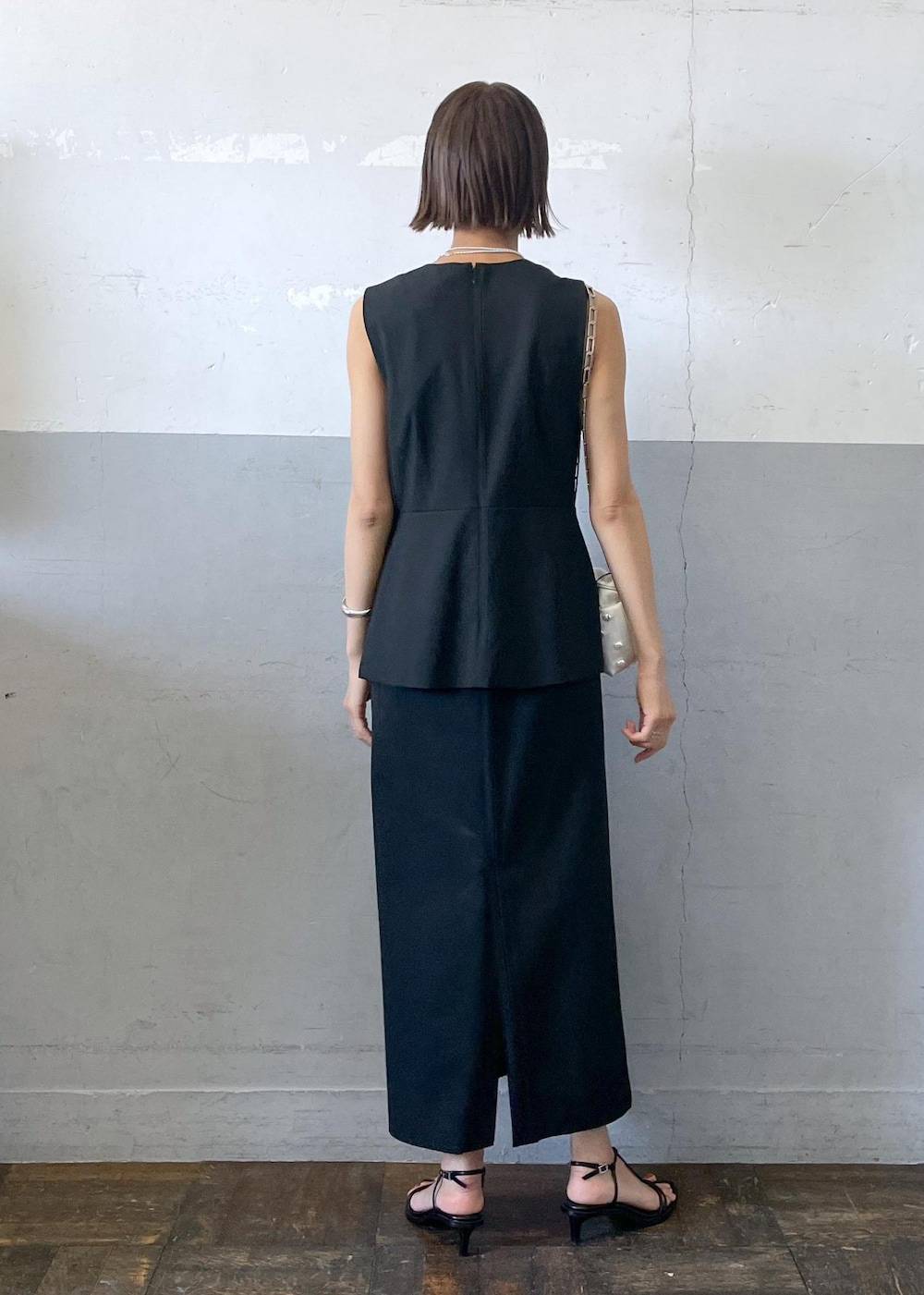 「スティーヌゴヤ、STINE GOYA、ペプラム、24SS夏の新作、パール、バングル、ショルダーバッグ、ワンピース、Vネック、サンダル、ADAM ET ROPÉ、FEMME、高身長、骨格ナチュラル、イエベ」｜「ADAM ET ROPE'のウェービーバングル（バングル/リストバンド、シルバー系）」を使った、KIKUCHIさん（レディース・167cm）の春コーディネートの4枚目の写真