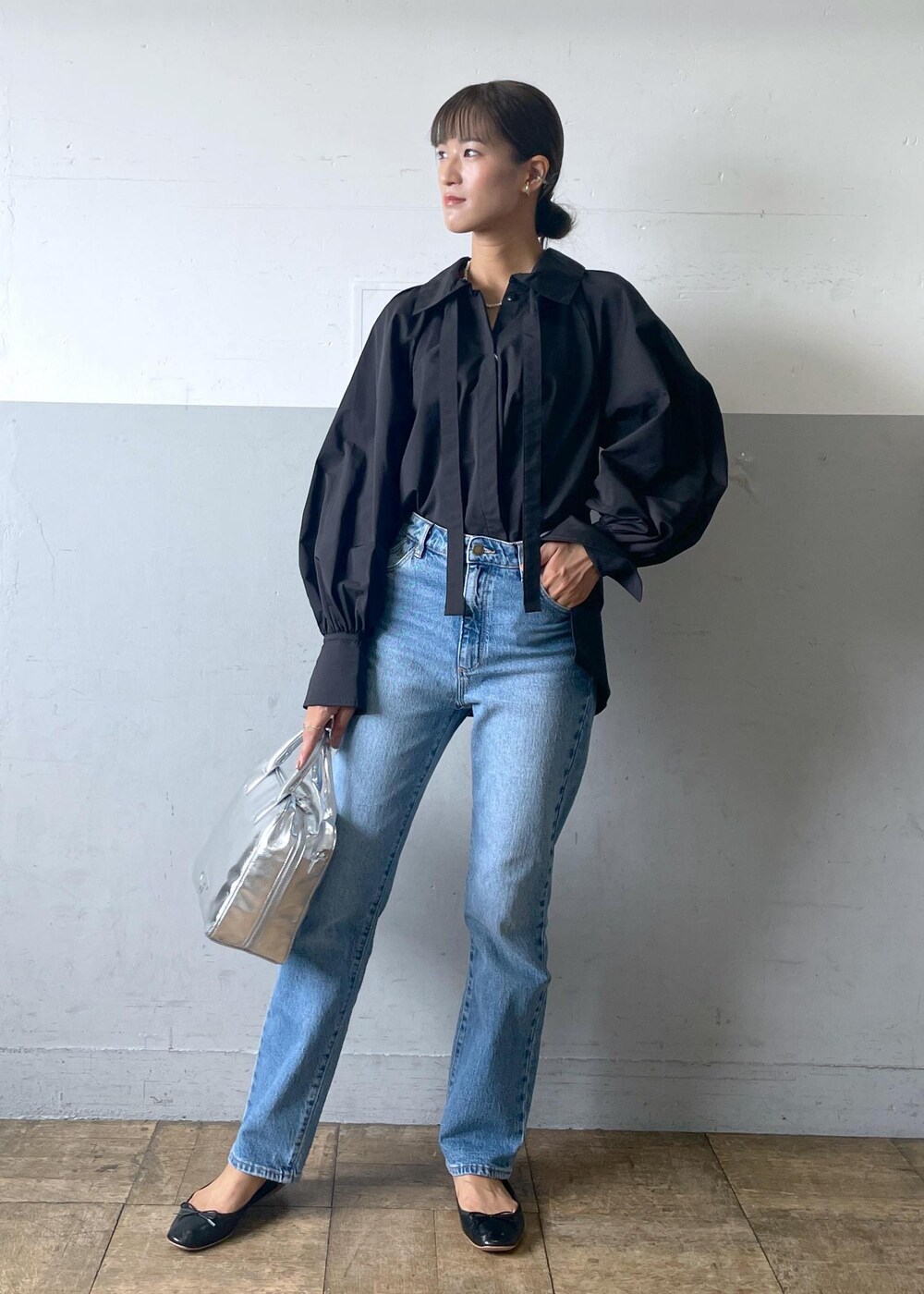 「ROLLA’S、ローラスデニム、ブラック、ショルダーバッグ、トートバッグ、デニム、バレエシューズ、ADAM ET ROPÉ、FEMME、高身長、骨格ナチュラル、イエベ、きれいめカジュアル、秋、秋コーデ」｜「ADAM ET ROPE'のメタリックバレエ（バレエシューズ、ブラック系）」を使った、KIKUCHIさん（レディース・167cm）の秋コーディネートの4枚目の写真