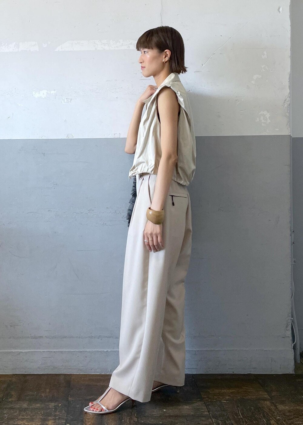 シルバー系のサンダル、ブラック系のキャミソール、ブラック系のショルダーバッグを着用したレディースの春コーディネートの3枚目の写真