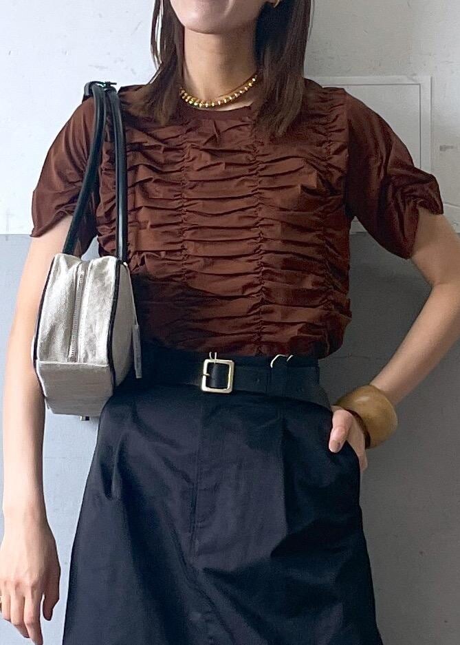 「初夏コーデ、デートコーデ、お出かけコーデ、女子会コーデ、スカートスタイル、ADAM ET ROPÉ、ナチュラル、イエベ秋、混合、高身長、トップス、Tシャツ/カットソー、スカート、バッグ、ボストンバッグ」|「ADAM ET ROPE'のロングハンドルロゴボストンバッグ(ボストンバッグ、ホワイト系)」を使った、KIKUCHIさん(レディース・167cm)の春コーディネートの4枚目の写真
