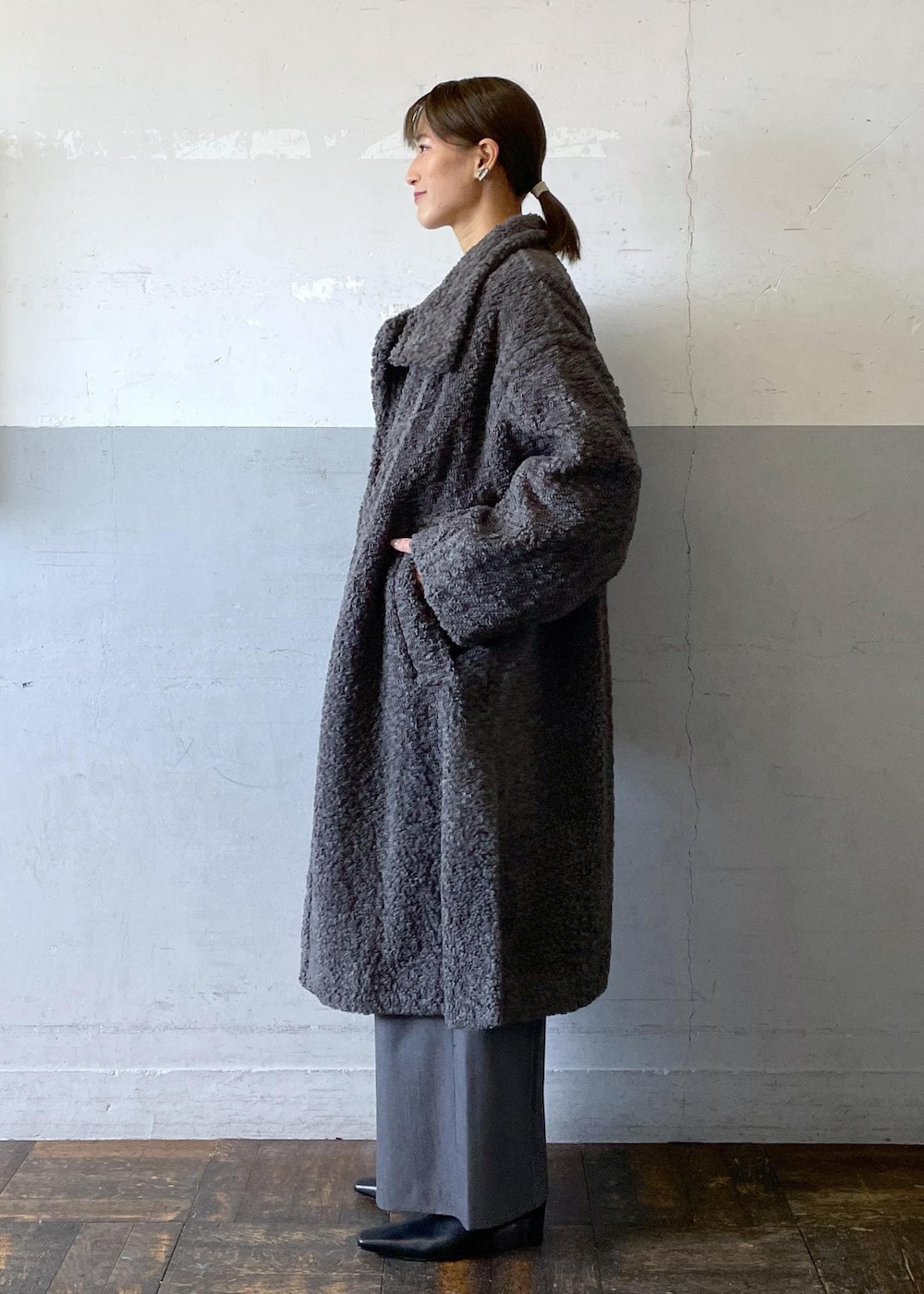 「MAESTOSO、マエストソ、ボアコート、ワイドパンツ、初冬コーデ、冬コーデ、お出かけコーデ、パンツスタイル、シンプルコーデ、ベーシック、ADAM ET ROPÉ、ナチュラル、イエベ秋、混合、高身長」|「ADAM ET ROPE'のMOL レザーワイドシャフトブーツ(ブーツ、ブラック系)」を使った、KIKUCHIさん(レディース・167cm)の冬コーディネートの3枚目の写真