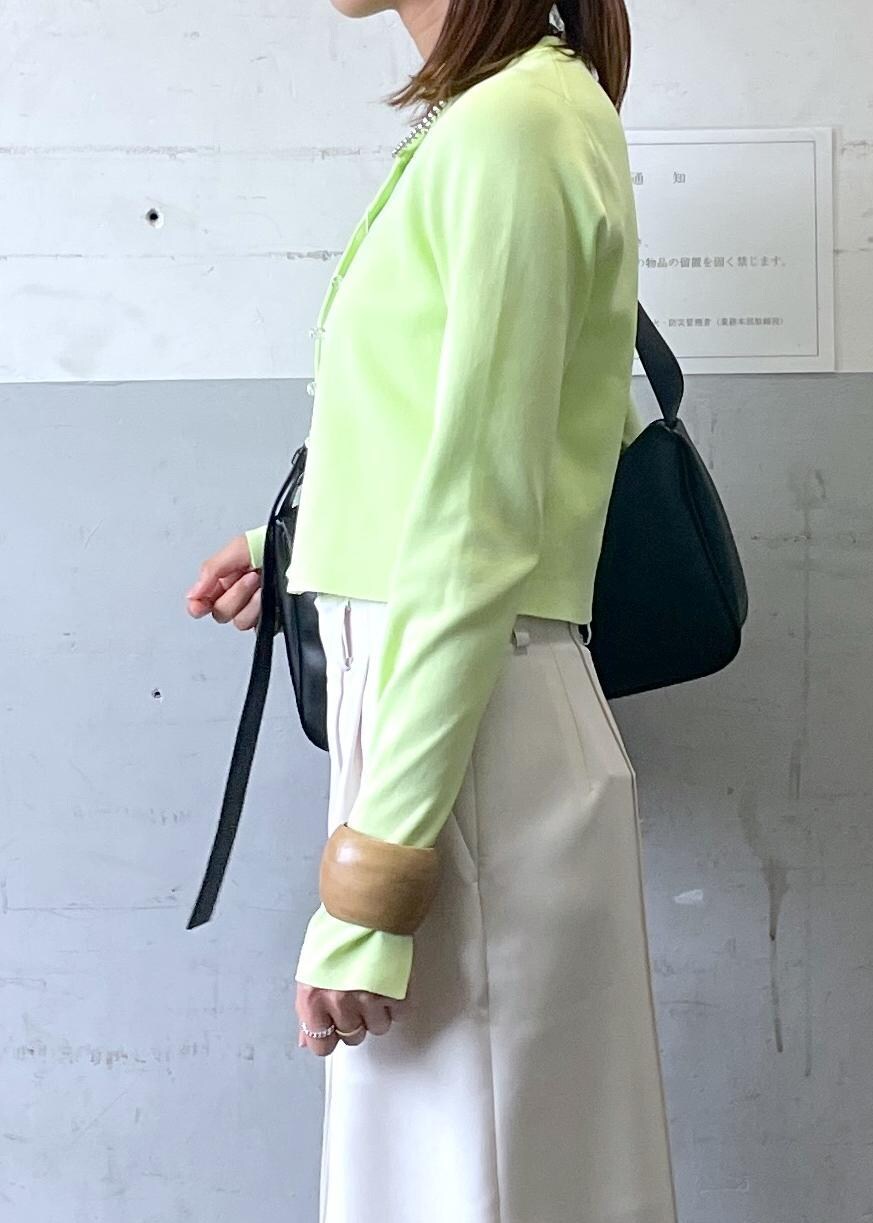 「ラコステ、初春コーデ、春コーデ、お出かけコーデ、女子会コーデ、スカートスタイル、シンプルコーデ、きれいめコーデ、ADAM ET ROPÉ、ナチュラル、イエベ秋、混合、高身長、トップス、カーディガン」|「ADAM ET ROPE'の【サステナブル】スプリットレザーミドルショルダーバッグ(ショルダーバッグ、ブラック系)」を使った、KIKUCHIさん(レディース・167cm)の春コーディネートの6枚目の写真