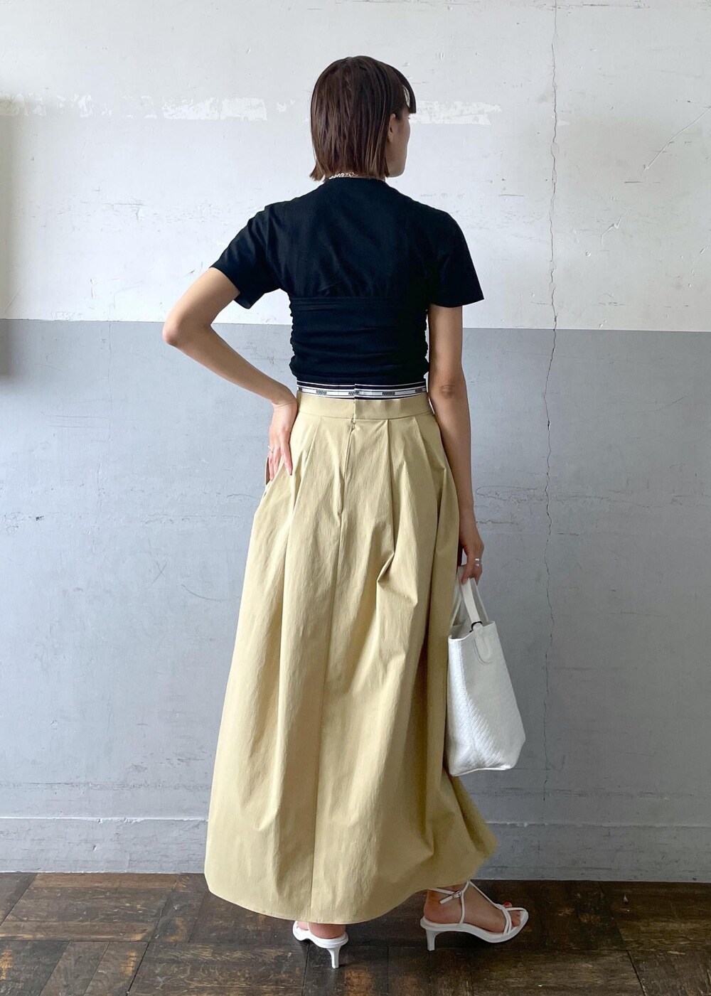 「24SS夏の新作、チェーンネックレス、シルバーネックレス、フレアスカート、NOMADIS、ノマディス、ADAM ET ROPÉ、FEMME、高身長、骨格ナチュラル、イエベ、きれいめカジュアル、レイヤード、セットアイテム、夏」｜「ADAM ET ROPE'のナローラインサンダル（サンダル、ホワイト系）」を使った、KIKUCHIさん（レディース・167cm）の春コーディネートの3枚目の写真