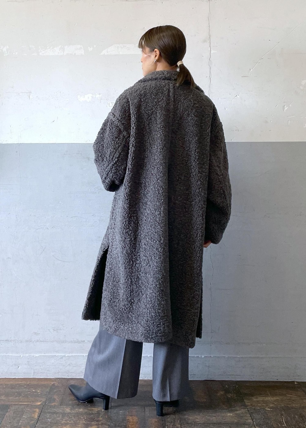 「MAESTOSO、マエストソ、ボアコート、ワイドパンツ、初冬コーデ、冬コーデ、お出かけコーデ、パンツスタイル、シンプルコーデ、ベーシック、ADAM ET ROPÉ、ナチュラル、イエベ秋、混合、高身長」|「ADAM ET ROPE'のMOL レザーワイドシャフトブーツ(ブーツ、ブラック系)」を使った、KIKUCHIさん(レディース・167cm)の冬コーディネートの4枚目の写真