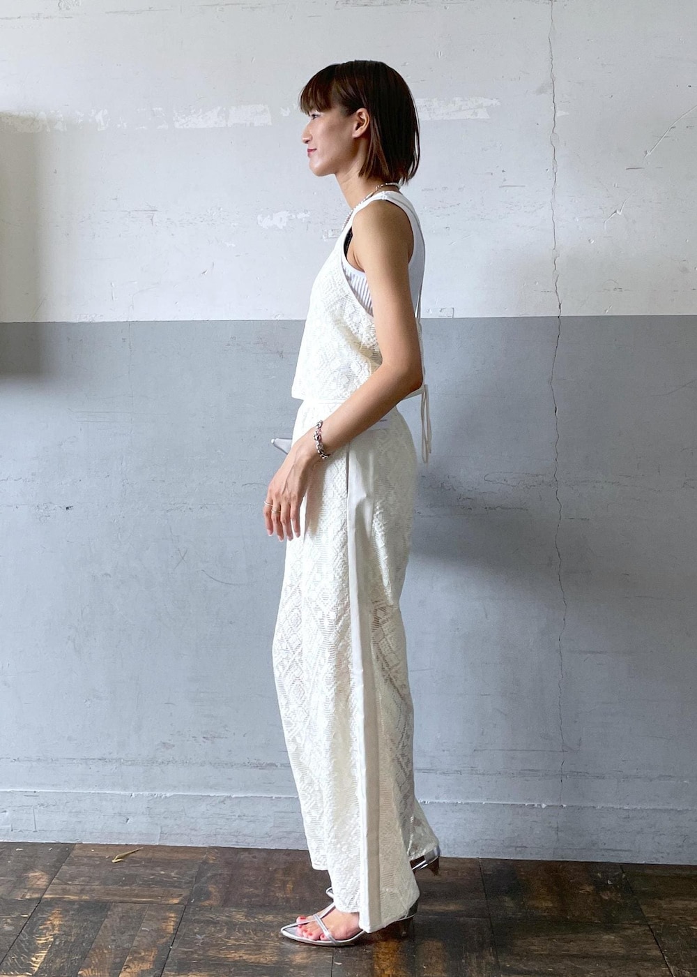 「JAPAN LACE、ジャパンレース、タンクトウキョウ、TanC TOKYO、レースキャミソール、レースパンツ、ホワイト、シルバー、ハンドバッグ、ミニ、チェーンバッグ、ショルダー、レース、総柄、セットアップ」|「ADAM ET ROPE'の【サステナブル】ナロークロスストラップサンダル(サンダル、シルバー系)」を使った、KIKUCHIさん(レディース・167cm)の夏コーディネートの3枚目の写真