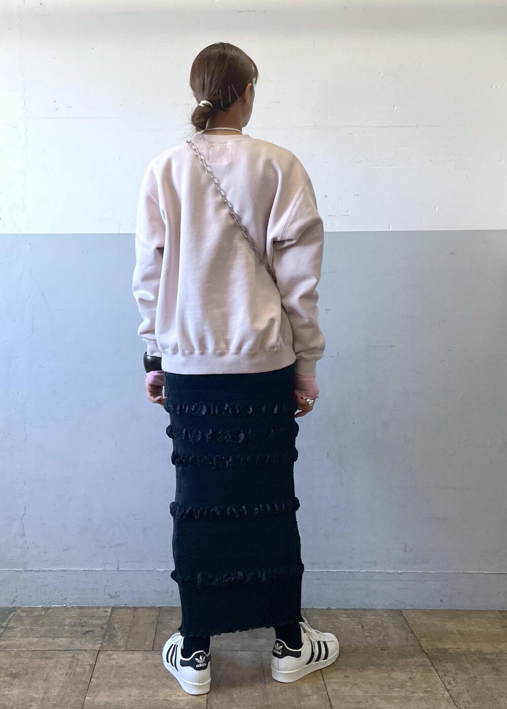 「24SS春の新作、インナー、adidas、アディダス、プリーツ、マドレーヌプリーツ、SUPERSTAR、アニエスベー、agnes b、ピンク、タイトスカート、タイト、ブラック、ショルダーバッグ、チェーンバッグ」｜「ADAM ET ROPE'の【セットアップ対応】マドレーヌプリーツスカート（スカート、ブラック系）」を使った、KIKUCHIさん（レディース・167cm）の冬コーディネートの4枚目の写真
