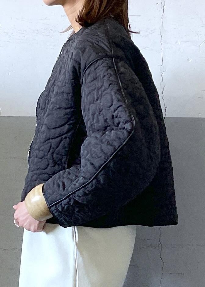 ホワイト系のワンピース、ブラック系のブルゾン、グレー系のハンドバッグを着用したレディースの冬コーディネートの6枚目の写真