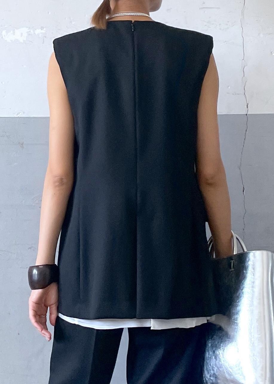 シルバー系のバレエシューズ、シルバー系のトートバッグ、ブラック系のベストを着用したレディースの夏コーディネートの6枚目の写真