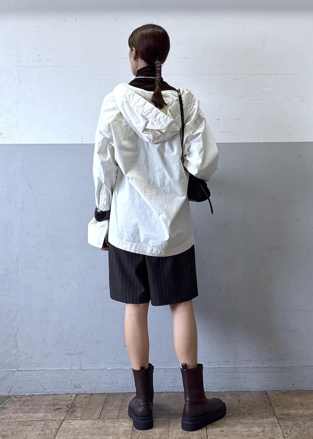 ホワイト系のシャツ/ブラウス、ブラウン系のTシャツ/カットソー、ブラウン系のその他パンツを着用したレディースの秋コーディネートの3枚目の写真