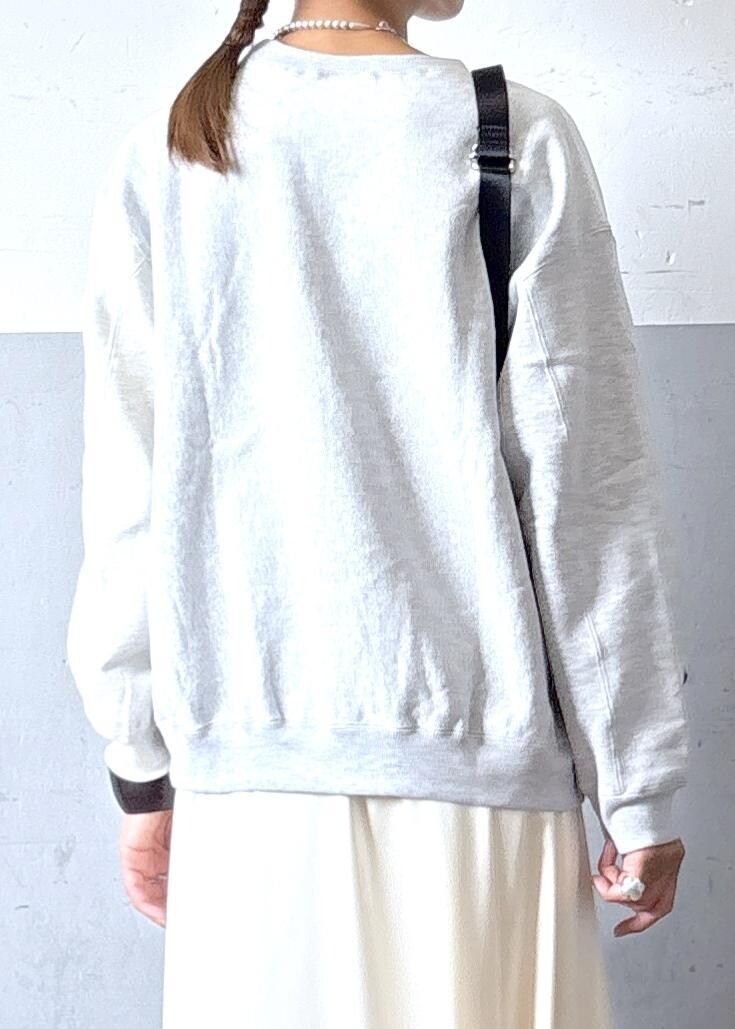 ベージュ系のショルダーバッグ、ホワイト系のスニーカー、ホワイト系のスカートを着用したレディースの秋コーディネートの6枚目の写真