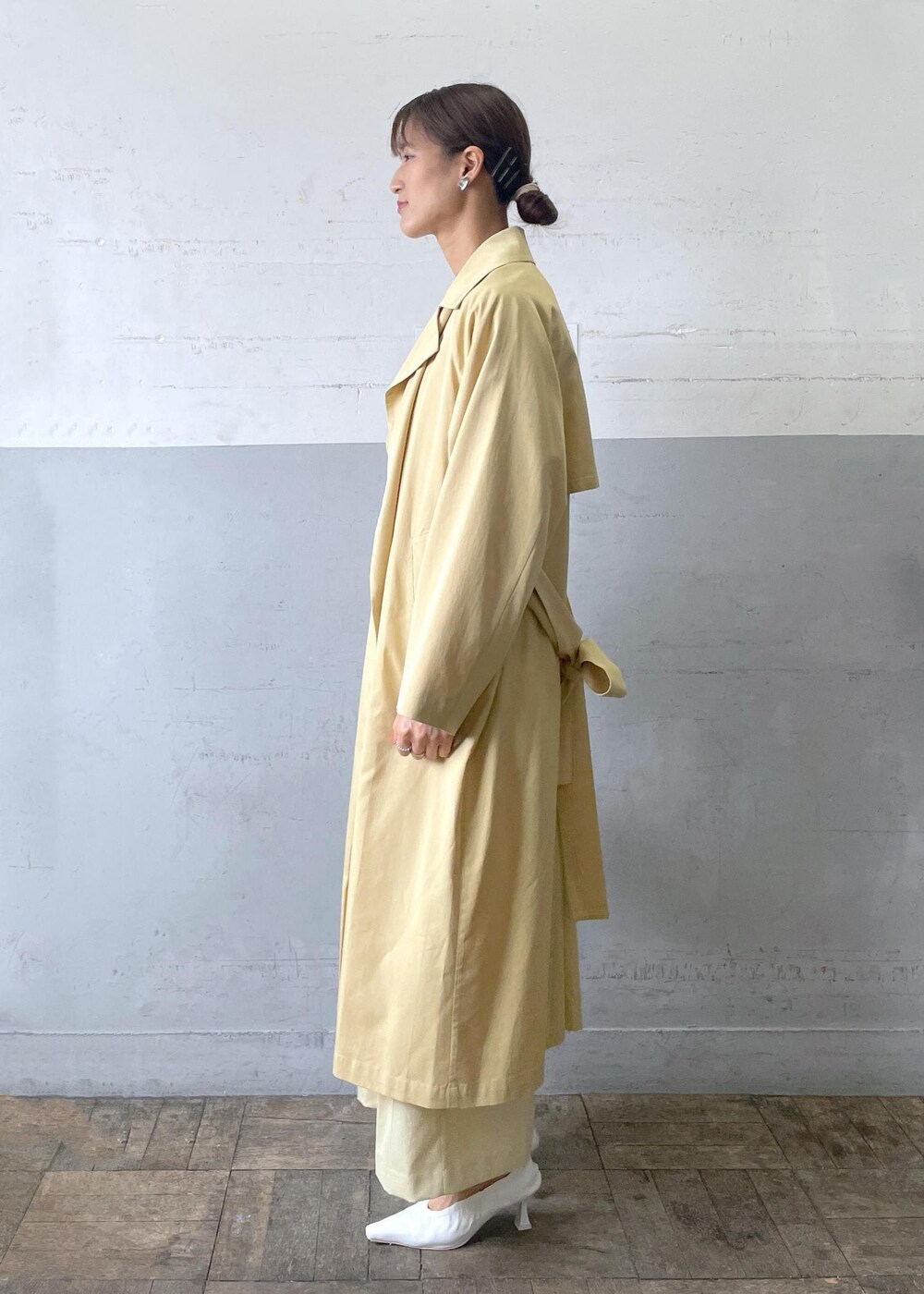 イエロー系のその他パンツ、ホワイト系のパンプス、ホワイト系のカーディガン/ボレロを着用したレディースの冬コーディネートの3枚目の写真