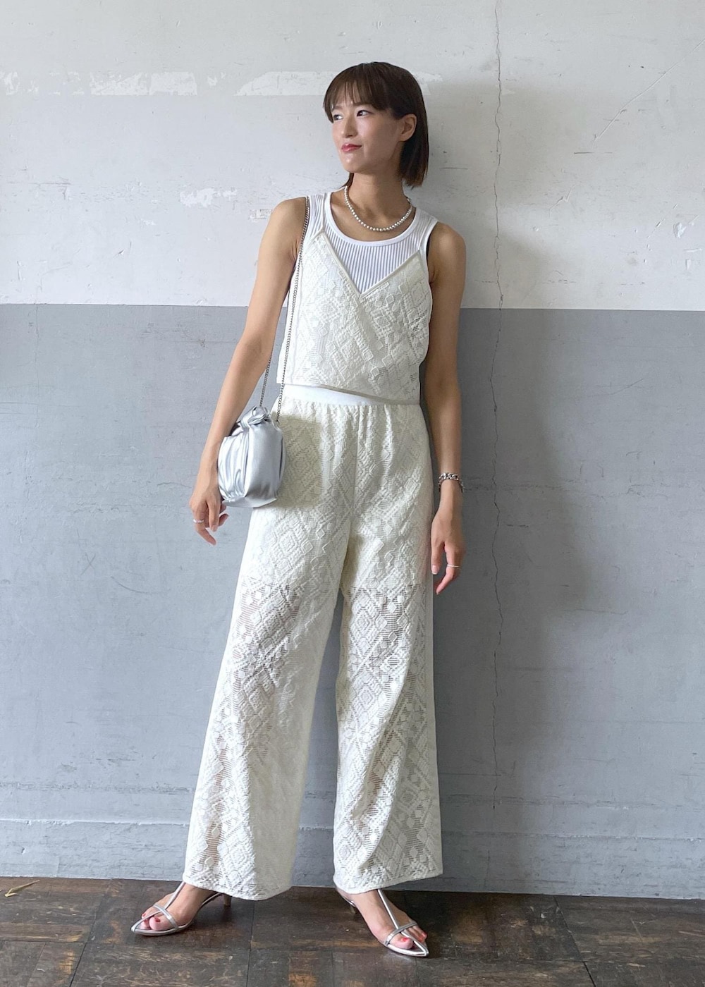 「JAPAN LACE、ジャパンレース、タンクトウキョウ、TanC TOKYO、レースキャミソール、レースパンツ、ホワイト、シルバー、ハンドバッグ、ミニ、チェーンバッグ、ショルダー、レース、総柄、セットアップ」|「ADAM ET ROPE'の【サステナブル】ナロークロスストラップサンダル(サンダル、シルバー系)」を使った、KIKUCHIさん(レディース・167cm)の夏コーディネートの2枚目の写真