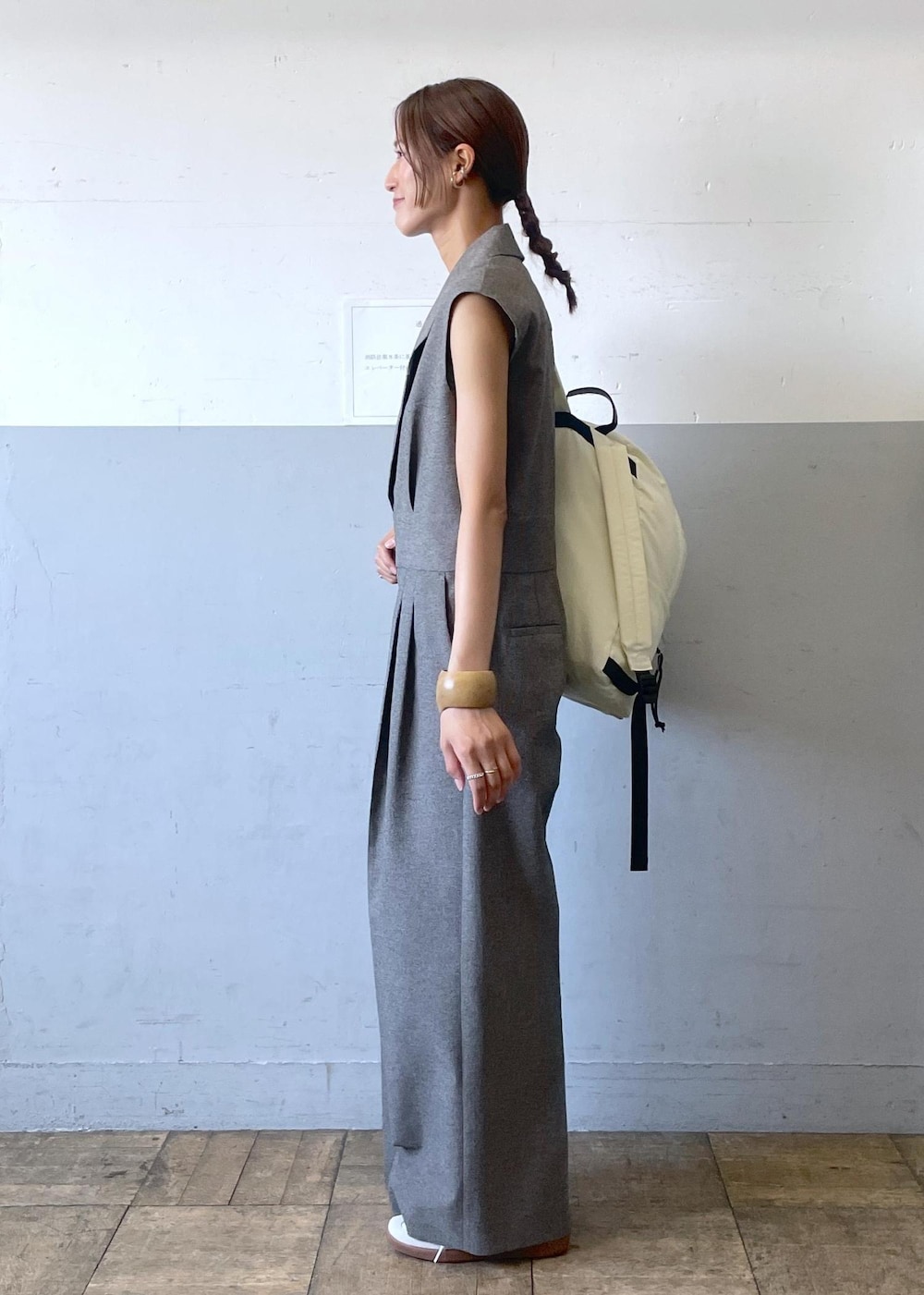 「AURALLE、オーラリー、EMOELLE、エモエレ、初秋コーデ、お出かけコーデ、女子会コーデ、パンツスタイル、シンプルコーデ、別注アイテム、ADAM ET ROPÉ、ナチュラル、イエベ秋、混合、高身長」｜「PUMAの【PUMA（プーマ）】パレルモLTH（スニーカー、ホワイト系）」を使った、KIKUCHIさん（レディース・167cm）の秋コーディネートの2枚目の写真