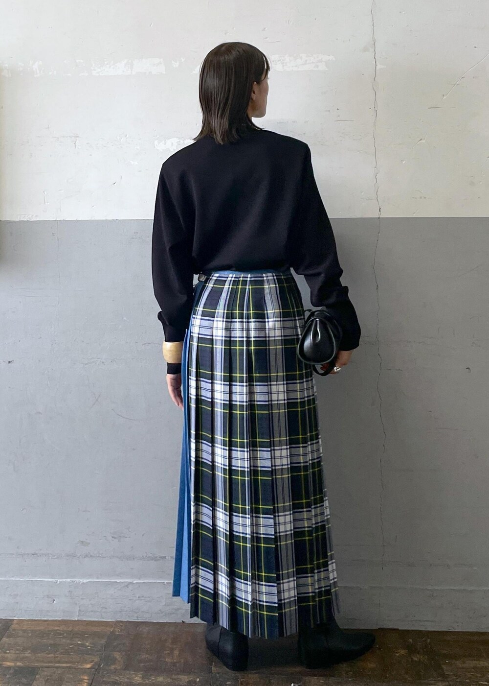 ブラック系のショルダーバッグ、ブラック系のブーツ、ブラック系のスカートを着用したレディースの秋コーディネートの4枚目の写真