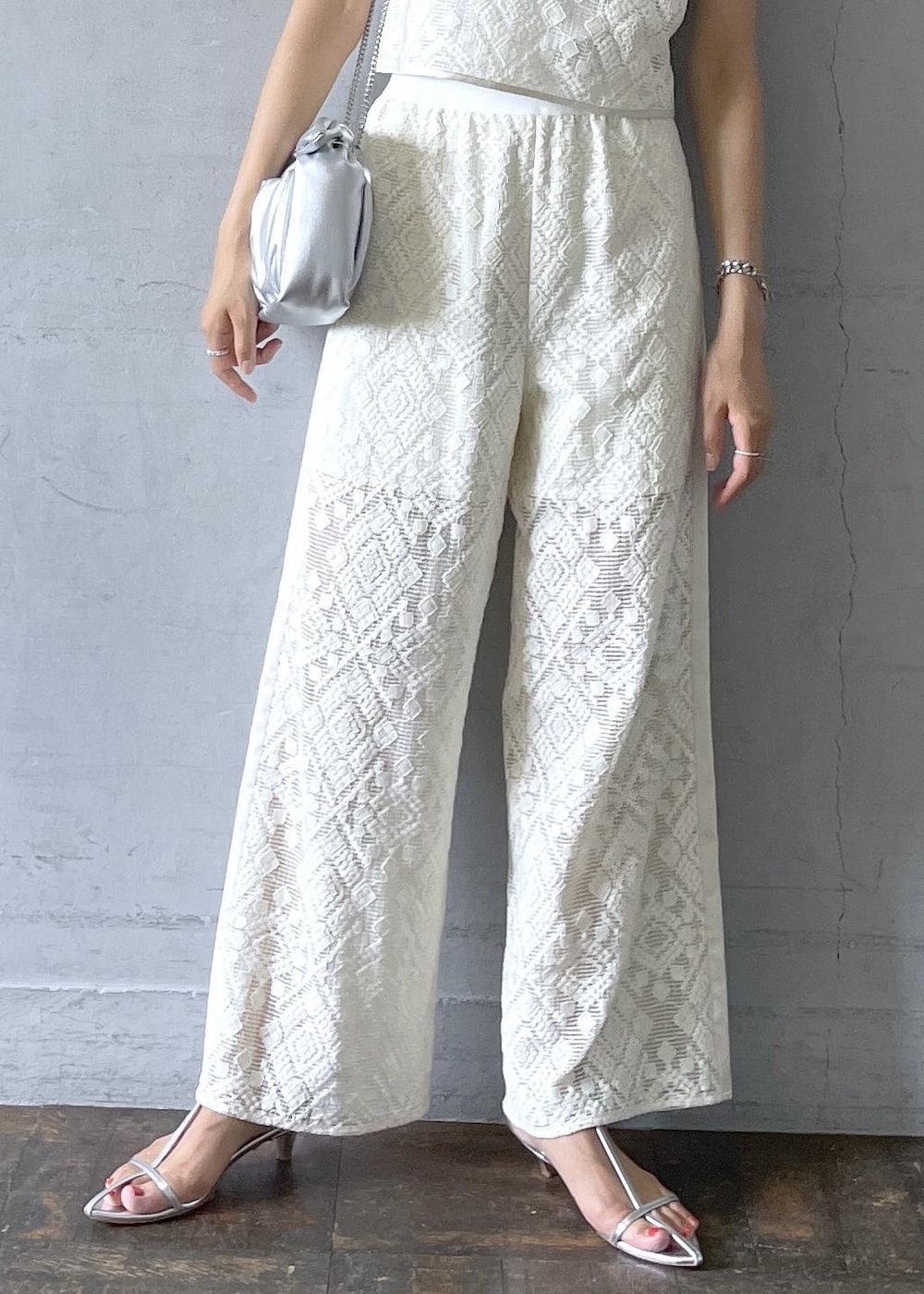 「JAPAN LACE、ジャパンレース、タンクトウキョウ、TanC TOKYO、レースキャミソール、レースパンツ、ホワイト、シルバー、ハンドバッグ、ミニ、チェーンバッグ、ショルダー、レース、総柄、セットアップ」|「ADAM ET ROPE'の【サステナブル】ナロークロスストラップサンダル(サンダル、シルバー系)」を使った、KIKUCHIさん(レディース・167cm)の夏コーディネートの7枚目の写真