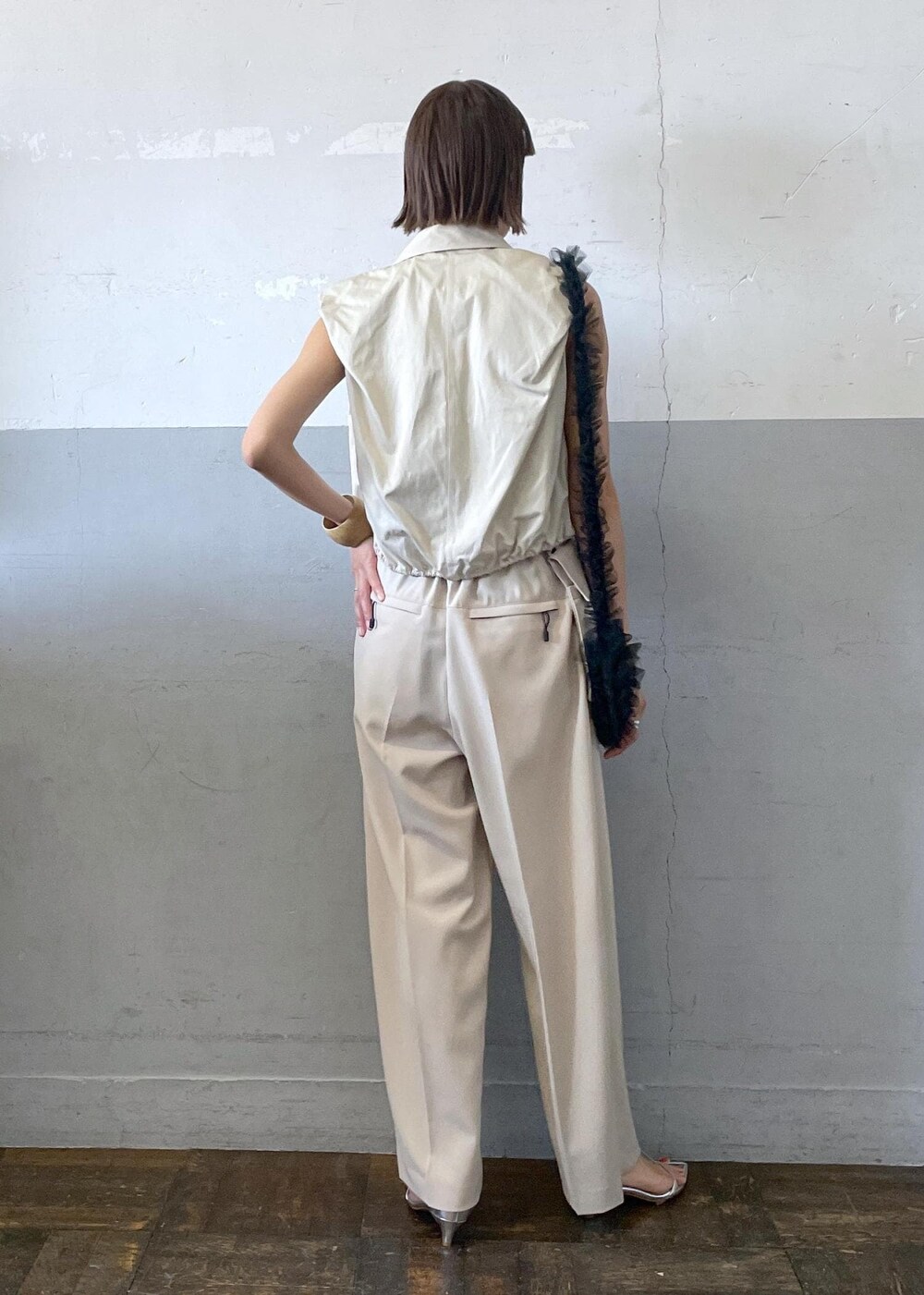 シルバー系のサンダル、ブラック系のキャミソール、ブラック系のショルダーバッグを着用したレディースの春コーディネートの5枚目の写真