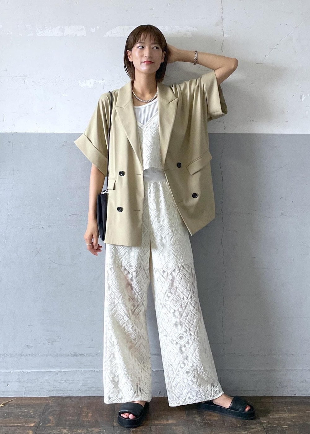 「TanC TOKYO、タンクトウキョウ、ベージュ、ジャケット、半袖、オーバーサイズ、ドロップショルダー、ホワイト、ワイド、レース、総レース、透かし編み、夏コーデ、初秋コーデ、大人カジュアル」|「ADAM ET ROPE'のボリュームパテッドスポサン(サンダル、ブラック系)」を使った、KIKUCHIさん(レディース・167cm)の夏コーディネートの2枚目の写真