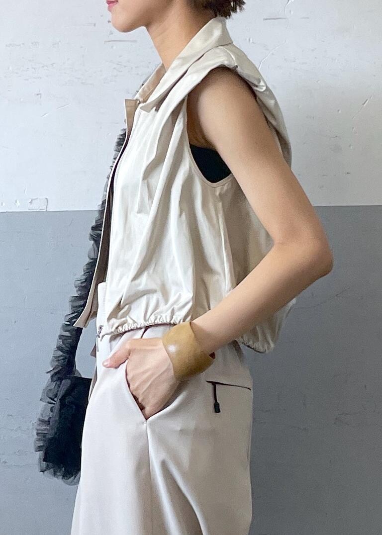 シルバー系のサンダル、ブラック系のキャミソール、ブラック系のショルダーバッグを着用したレディースの春コーディネートの7枚目の写真