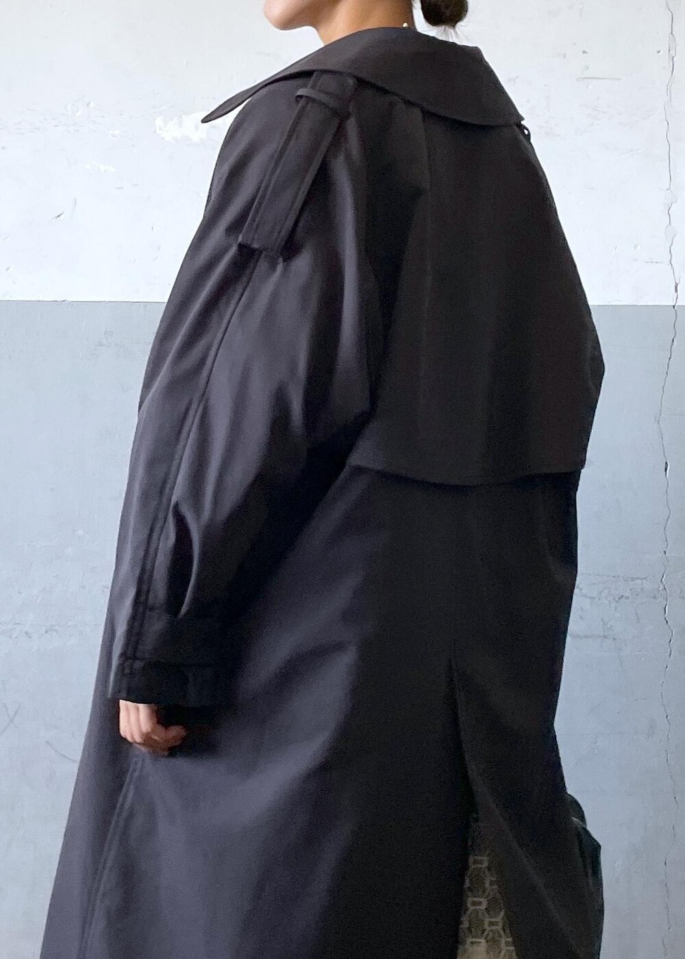 「ショルダーバッグ、シルバーブーツ、ロングブーツ、バングル、シルバーネックレス、レース、タンクトップ、ADAM ET ROPÉ、FEMME、高身長、骨格ナチュラル、イエベ、カジュアル、大人カジュアル、レイヤード」|「ADAM ET ROPE'のドルマンオーバートレンチコート(トレンチコート、ブラック系)」を使った、KIKUCHIさん(レディース・167cm)の秋コーディネートの6枚目の写真