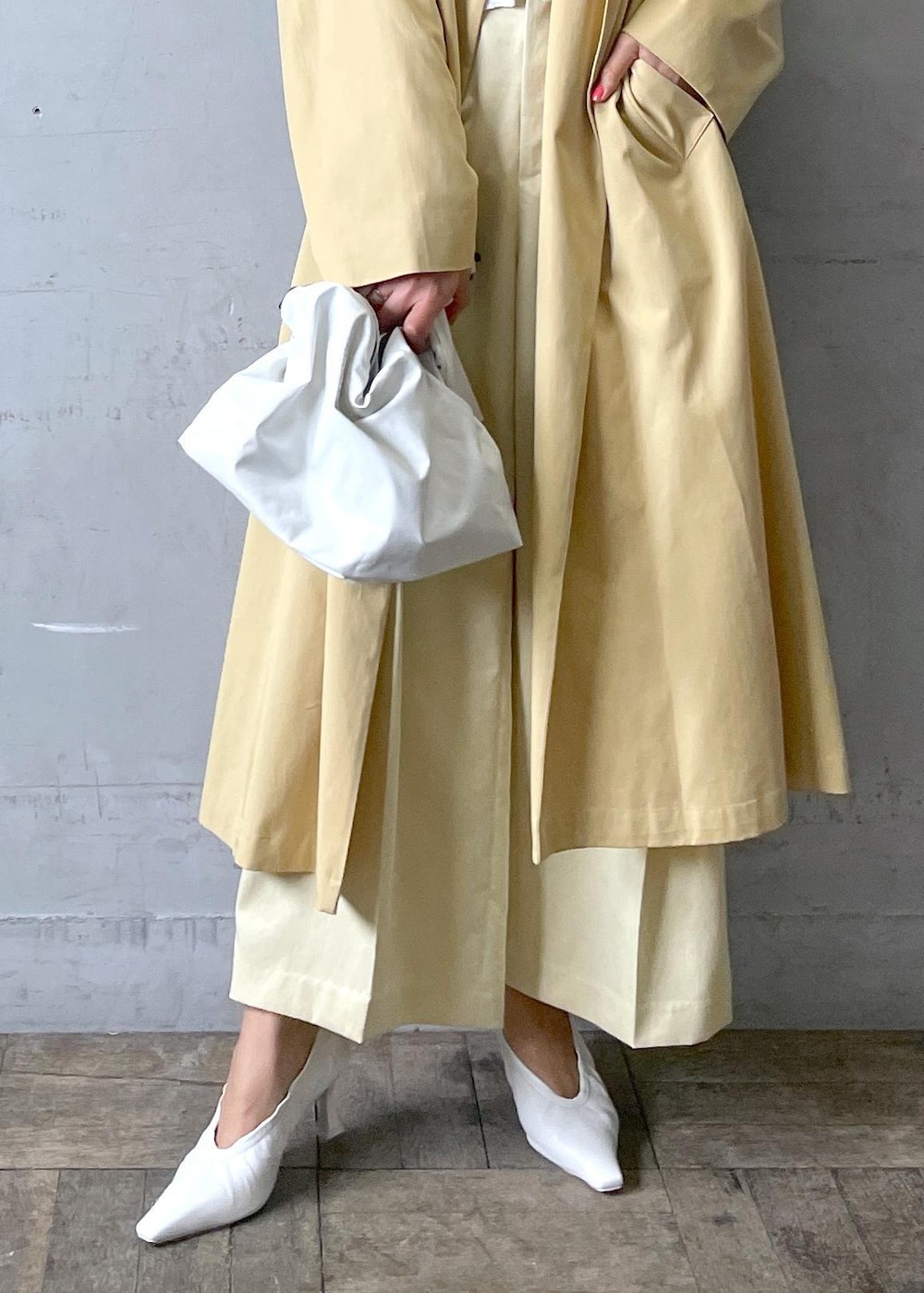 イエロー系のその他パンツ、ホワイト系のパンプス、ホワイト系のカーディガン/ボレロを着用したレディースの冬コーディネートの6枚目の写真