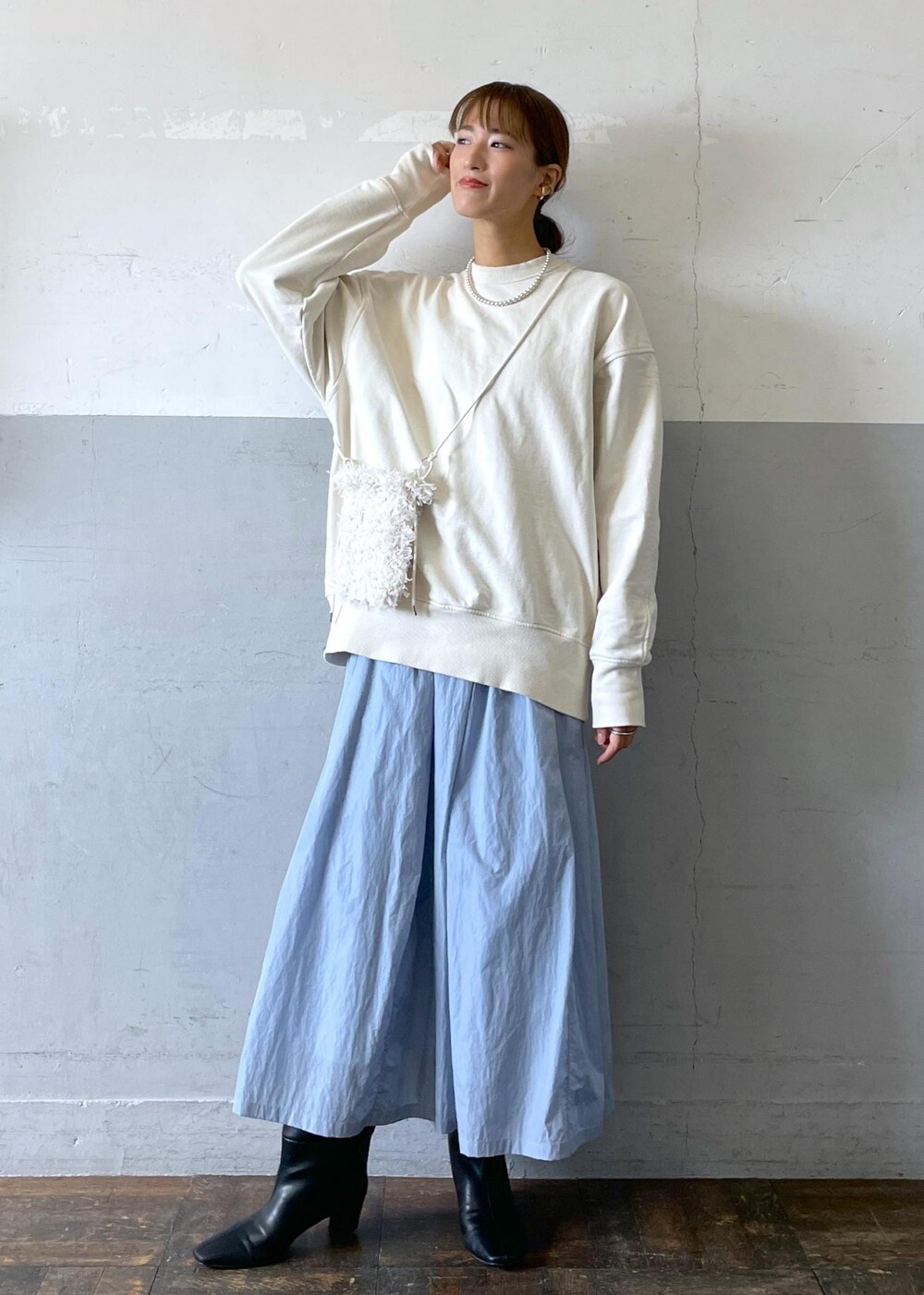 「ショルダーバッグ、ロングブーツ、チュニック丈、フレアスカート、ADAM ET ROPÉ、FEMME、高身長、骨格ナチュラル、イエベ、きれいめカジュアル、大人カジュアル、秋、春コーデ、秋コーデ、冬コーデ」｜「ADAM ET ROPE'のナロースクエアトゥロングブーツ（ブーツ、ブラック系）」を使った、KIKUCHIさん（レディース・167cm）の秋コーディネートの2枚目の写真