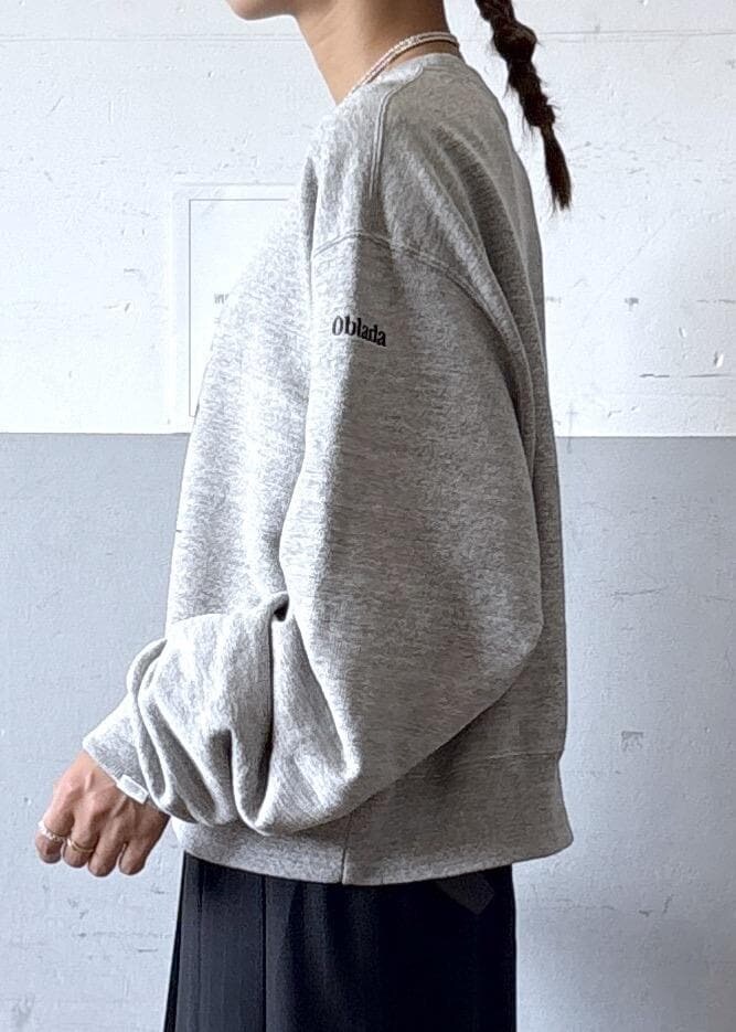 ブラック系のショルダーバッグ、ブラック系のブーツ、ブラック系のスカートを着用したレディースの秋コーディネートの5枚目の写真