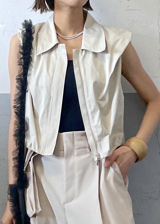 シルバー系のサンダル、ブラック系のキャミソール、ブラック系のショルダーバッグを着用したレディースの春コーディネートの6枚目の写真