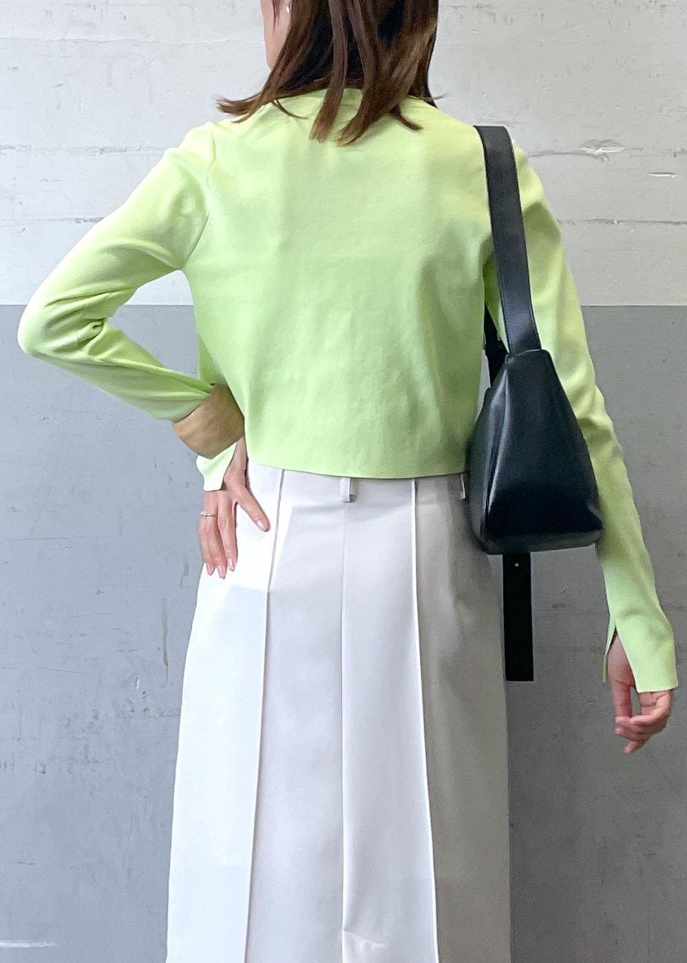 「ラコステ、初春コーデ、春コーデ、お出かけコーデ、女子会コーデ、スカートスタイル、シンプルコーデ、きれいめコーデ、ADAM ET ROPÉ、ナチュラル、イエベ秋、混合、高身長、トップス、カーディガン」|「ADAM ET ROPE'の【サステナブル】スプリットレザーミドルショルダーバッグ(ショルダーバッグ、ブラック系)」を使った、KIKUCHIさん(レディース・167cm)の春コーディネートの7枚目の写真
