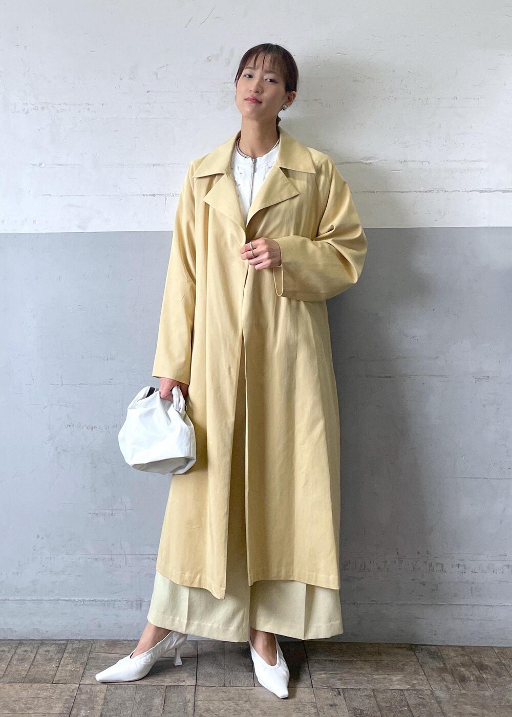 イエロー系のその他パンツ、ホワイト系のパンプス、ホワイト系のカーディガン/ボレロを着用したレディースの冬コーディネートの2枚目の写真