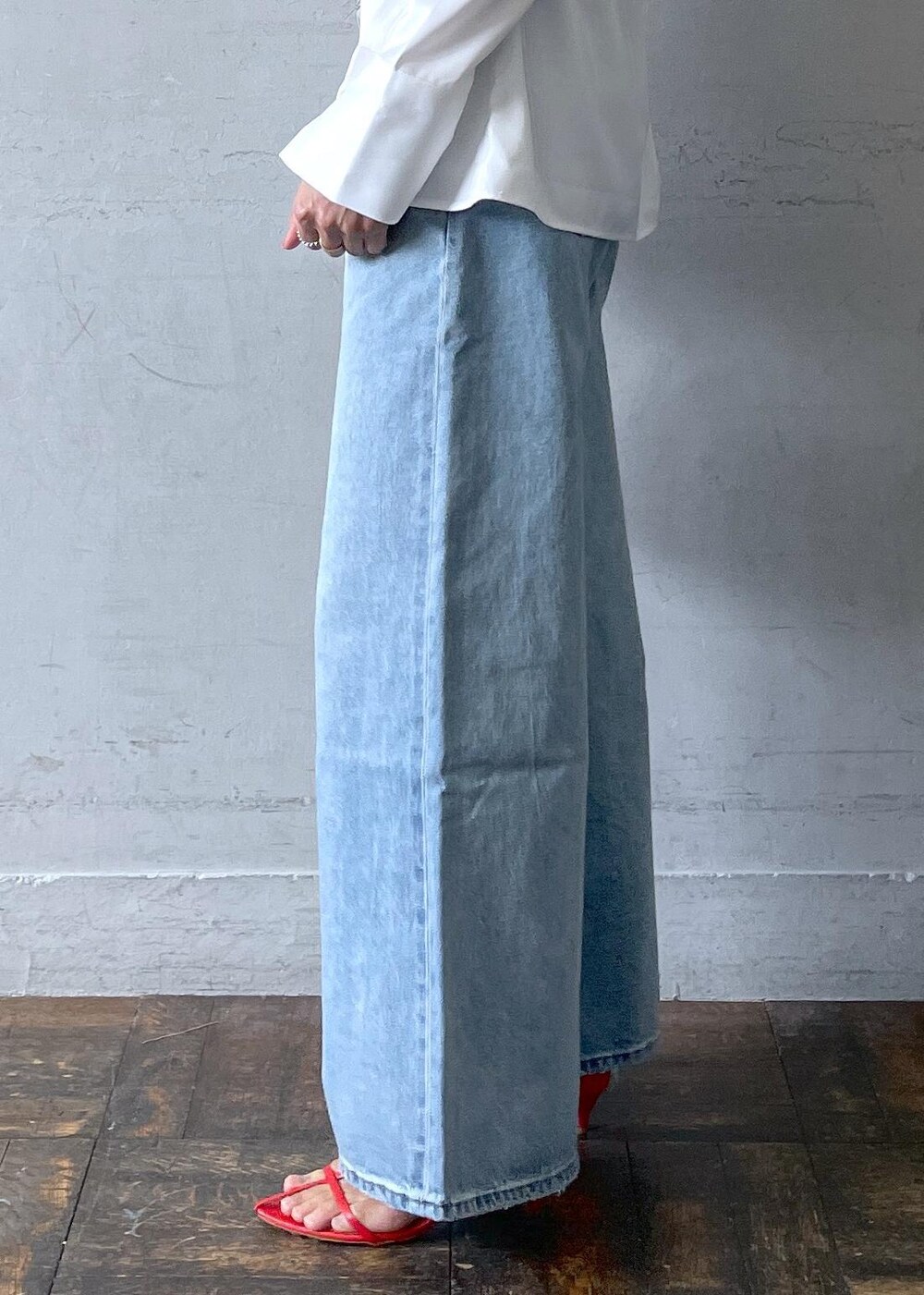 「GANNI、ガニー、リーバイス、Levi's、BIOTOP、チェーンネックレス、24SS春の新作、サンダル、ハンドバッグ、クルーネック、デニム、ADAM ET ROPÉ、FEMME、骨格ナチュラル、イエベ」｜「ADAM ET ROPE'のオーバルチェーンネックレス（ネックレス、ゴールド系）」を使った、KIKUCHIさん（レディース・167cm）の春コーディネートの6枚目の写真