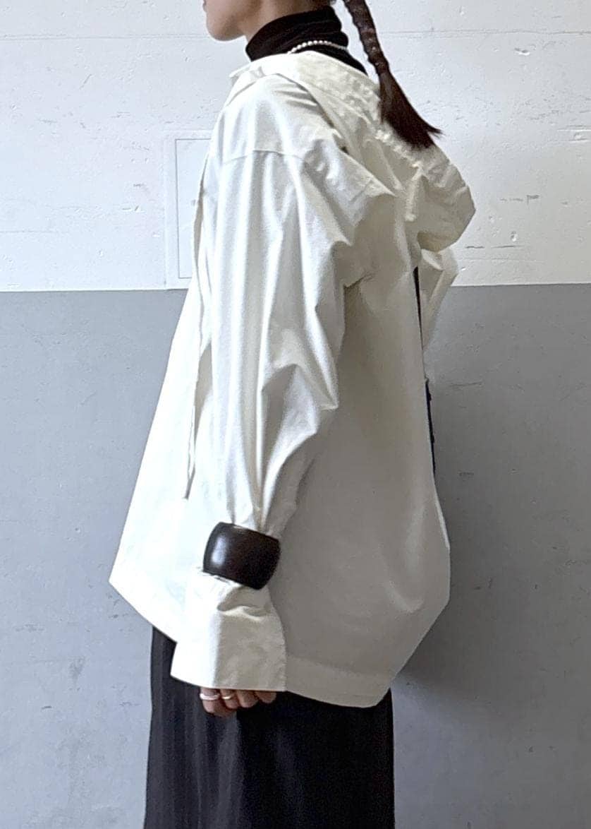 ホワイト系のシャツ/ブラウス、ブラウン系のTシャツ/カットソー、ブラウン系のその他パンツを着用したレディースの秋コーディネートの5枚目の写真