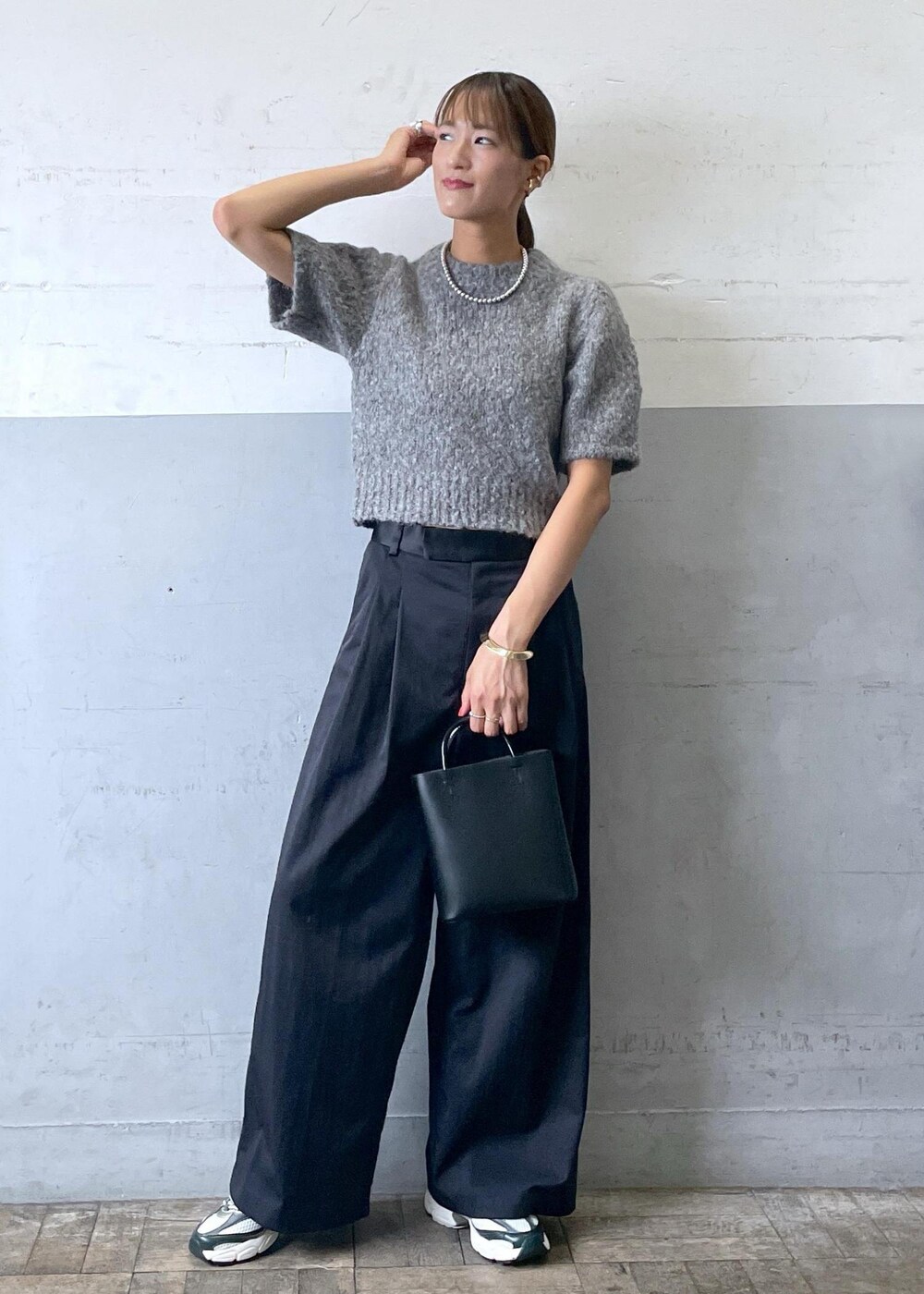 「ラコステ、LACOSTE、初秋コーデ、秋コーデ、お出かけコーデ、大人カジュアル、パンツスタイル、モノトーンコーデ、シンプルコーデ、ADAM ET ROPÉ、ナチュラル、イエベ秋、混合、高身長、トップス」｜「ADAM ET ROPE'の【一部WEB限定カラー】ダブルポケット2wayバッグ（ハンドバッグ、ブラック系）」を使った、KIKUCHIさん（レディース・167cm）の秋コーディネートの2枚目の写真