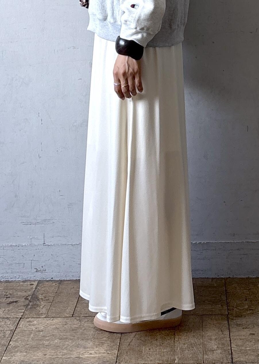 ベージュ系のショルダーバッグ、ホワイト系のスニーカー、ホワイト系のスカートを着用したレディースの秋コーディネートの8枚目の写真