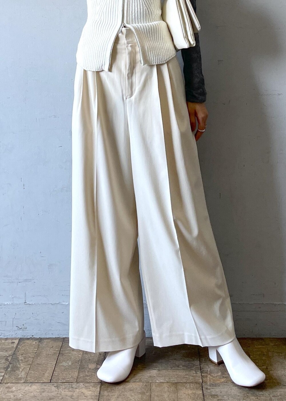 「ワイドパンツ、ミュール、オーラリー、AULAREE、グレー、シースルー、ホワイト、タートルネック、ビスチェ、ワイド、パンツ、ADAM ET ROPÉ、FEMME、高身長、骨格ナチュラル」｜「ADAM ET ROPE'のワイドトゥミュール（その他シューズ、ホワイト系）」を使った、KIKUCHIさん（レディース・167cm）の秋コーディネートの5枚目の写真