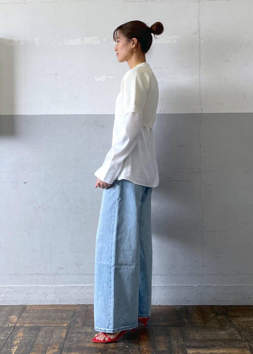「GANNI、ガニー、リーバイス、Levi's、BIOTOP、チェーンネックレス、24SS春の新作、サンダル、ハンドバッグ、クルーネック、デニム、ADAM ET ROPÉ、FEMME、骨格ナチュラル、イエベ」｜「ADAM ET ROPE'のオーバルチェーンネックレス（ネックレス、ゴールド系）」を使った、KIKUCHIさん（レディース・167cm）の春コーディネートの3枚目の写真