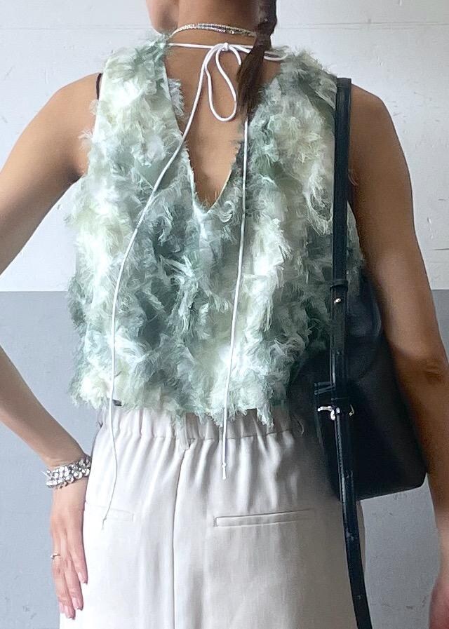ホワイト系のサンダル、ベージュ系のスカート、グリーン系のTシャツ/カットソーを着用したレディースの夏コーディネートの6枚目の写真
