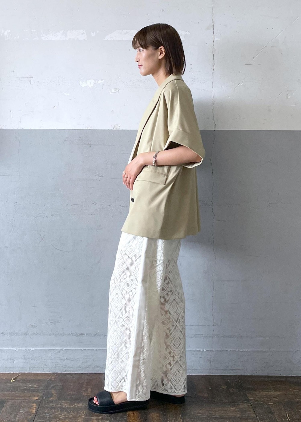 「TanC TOKYO、タンクトウキョウ、ベージュ、ジャケット、半袖、オーバーサイズ、ドロップショルダー、ホワイト、ワイド、レース、総レース、透かし編み、夏コーデ、初秋コーデ、大人カジュアル」|「ADAM ET ROPE'のボリュームパテッドスポサン(サンダル、ブラック系)」を使った、KIKUCHIさん(レディース・167cm)の夏コーディネートの3枚目の写真