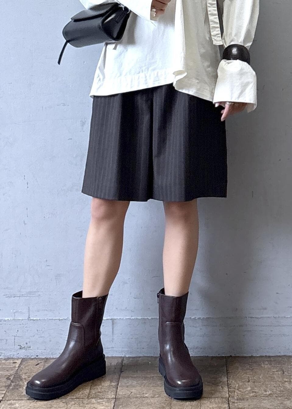 ホワイト系のシャツ/ブラウス、ブラウン系のTシャツ/カットソー、ブラウン系のその他パンツを着用したレディースの秋コーディネートの7枚目の写真