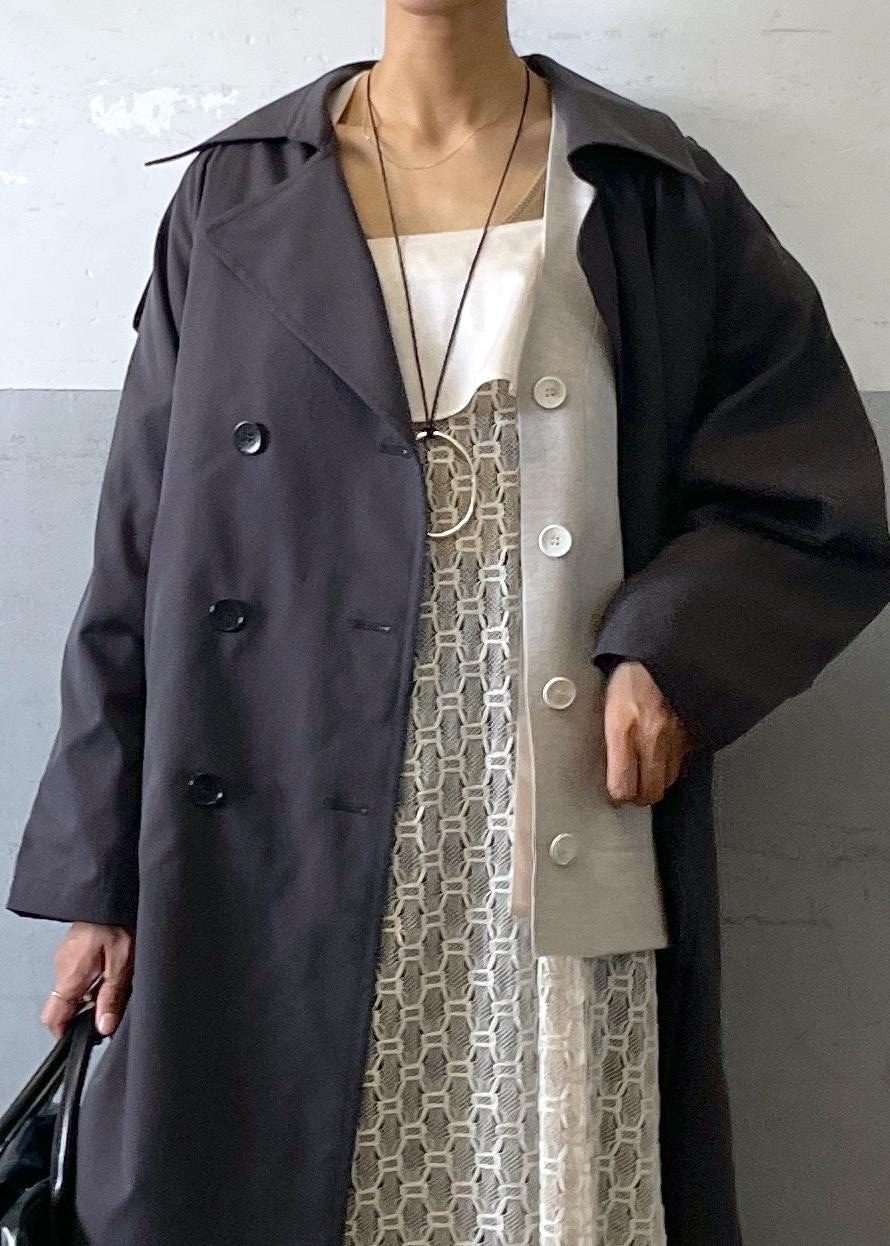 「ショルダーバッグ、シルバーブーツ、ロングブーツ、バングル、シルバーネックレス、レース、タンクトップ、ADAM ET ROPÉ、FEMME、高身長、骨格ナチュラル、イエベ、カジュアル、大人カジュアル、レイヤード」|「ADAM ET ROPE'のドルマンオーバートレンチコート(トレンチコート、ブラック系)」を使った、KIKUCHIさん(レディース・167cm)の秋コーディネートの5枚目の写真