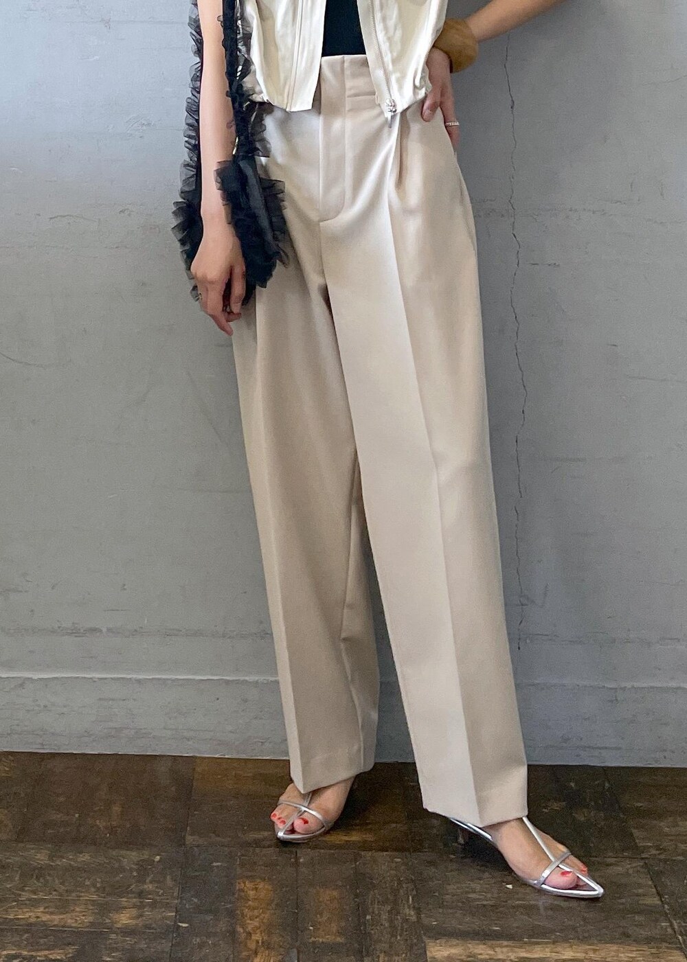 シルバー系のサンダル、ブラック系のキャミソール、ブラック系のショルダーバッグを着用したレディースの春コーディネートの8枚目の写真