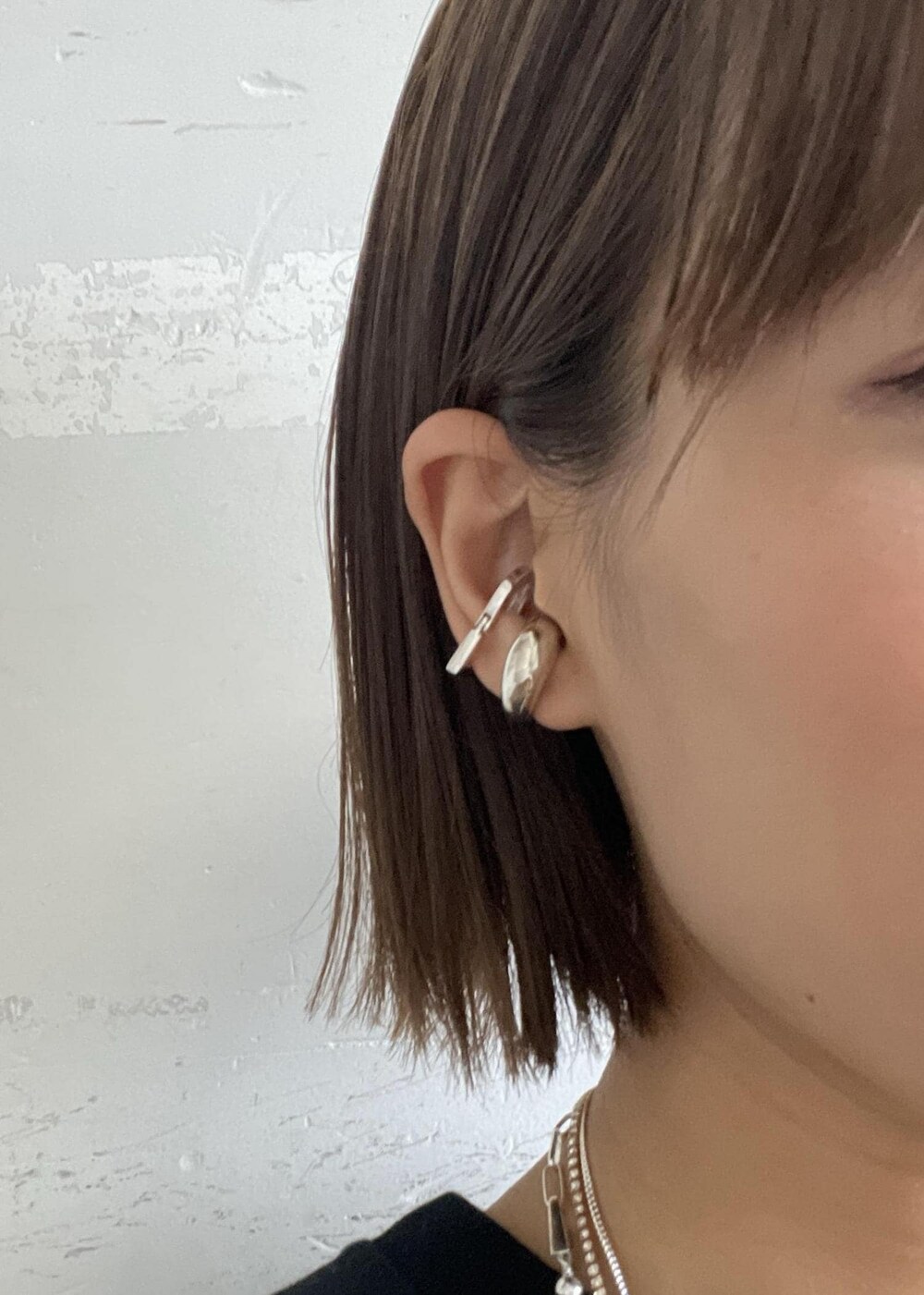 「KNOWHOW jewerly、ノウハウジュエリー、レスポートサック、lesportsac、イヤーカフ、ハートネックレス、ネックレス、チェーンネックレス、ブレスレット、24SS夏の新作、ポーチ、ブラック、Tシャツ、ロゴ、クルーネック」｜「ADAM ET ROPE'の【LeSportsac for ADAM ET ROPE'】別注 COSMETIC CLUTCH（ポーチ、ブラック系）」を使った、KIKUCHIさん（レディース・167cm）の夏コーディネートの9枚目の写真