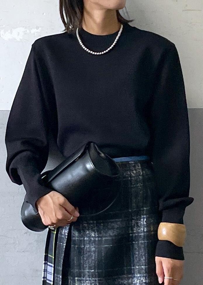 ブラック系のショルダーバッグ、ブラック系のブーツ、ブラック系のスカートを着用したレディースの秋コーディネートの5枚目の写真