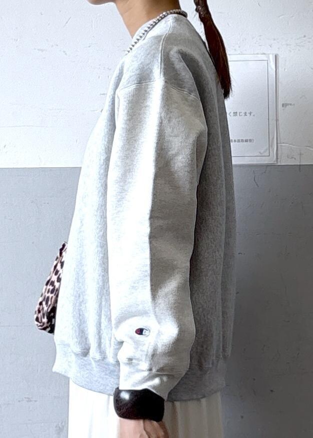 ベージュ系のショルダーバッグ、ホワイト系のスニーカー、ホワイト系のスカートを着用したレディースの秋コーディネートの5枚目の写真