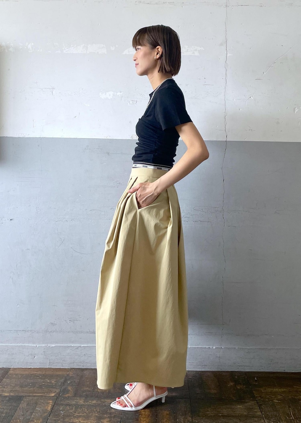 「24SS夏の新作、チェーンネックレス、シルバーネックレス、フレアスカート、NOMADIS、ノマディス、ADAM ET ROPÉ、FEMME、高身長、骨格ナチュラル、イエベ、きれいめカジュアル、レイヤード、セットアイテム、夏」｜「ADAM ET ROPE'のナローラインサンダル（サンダル、ホワイト系）」を使った、KIKUCHIさん（レディース・167cm）の春コーディネートの2枚目の写真