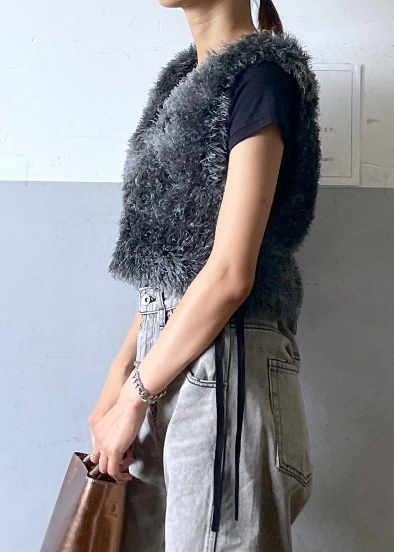「ヘインズ、Hanes、フェザー、Tシャツ、半袖、デニム、ゴールド、フラット、夏コーデ、お出かけコーデ、大人カジュアル、レイヤード、パンツスタイル、ADAM ET ROPÉ、ナチュラル」|「ADAM ET ROPE'のダブルポケット2wayバッグ(ハンドバッグ、その他)」を使った、KIKUCHIさん(レディース・167cm)の夏コーディネートの6枚目の写真